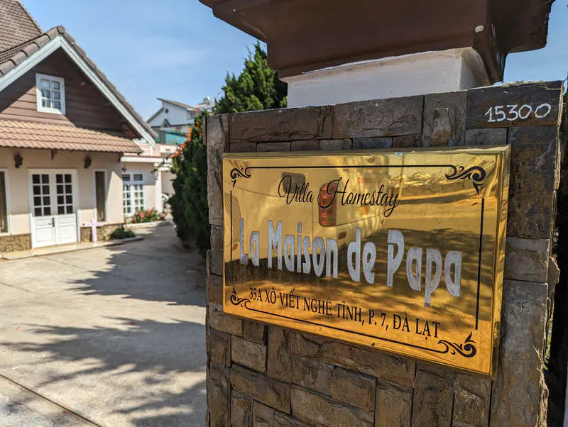 Golden sign reading “Villa Homestay La Maison de Papa” with address in Đà Lạt.